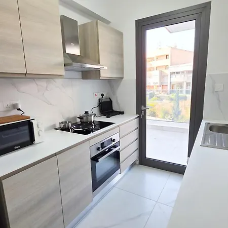 Poolside Lux Apartment Larnaca