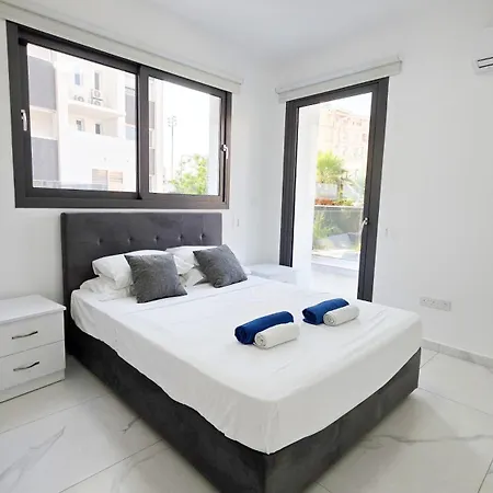 Poolside Lux Apartment *