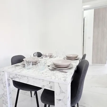 Apartment Poolside Lux Larnaca