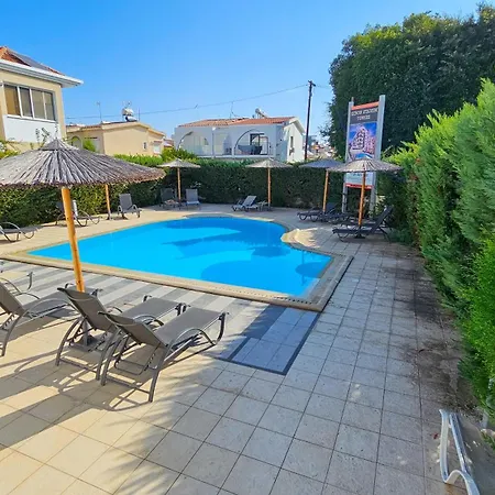 Poolside Lux Apartment Larnaca