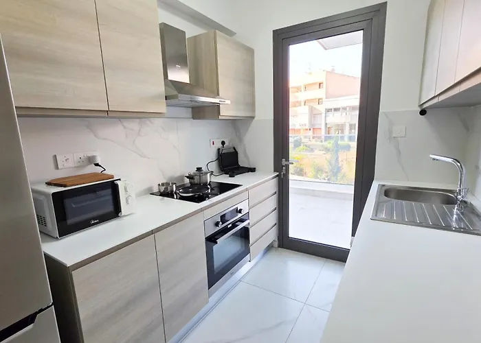 Poolside Lux Apartament Larnaca