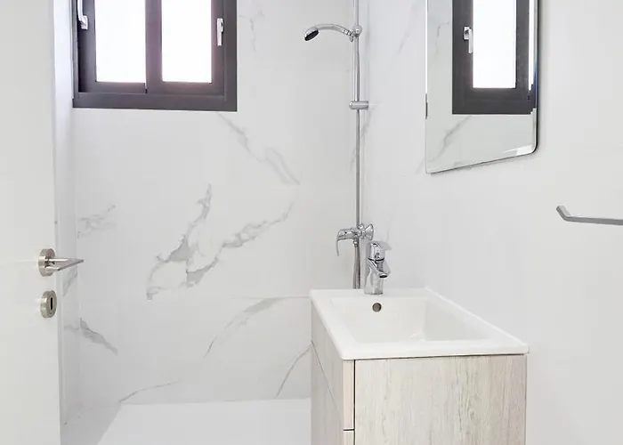 Poolside Lux Larnaca