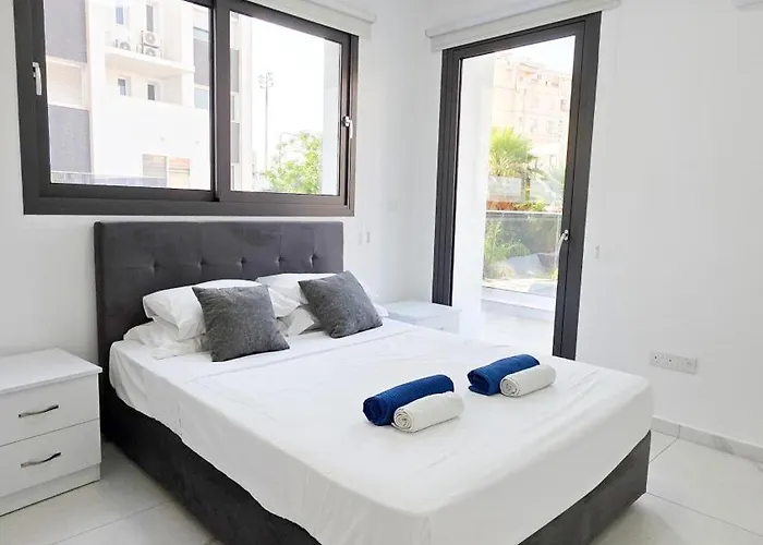 Poolside Lux Apartament *